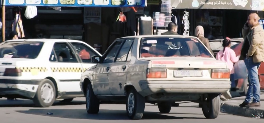 مركبة قديمة تسير في أحد شوارع غزة 
