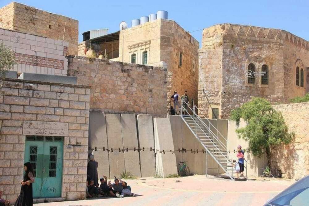 مستوطنون يستولون على منزل في الخليل