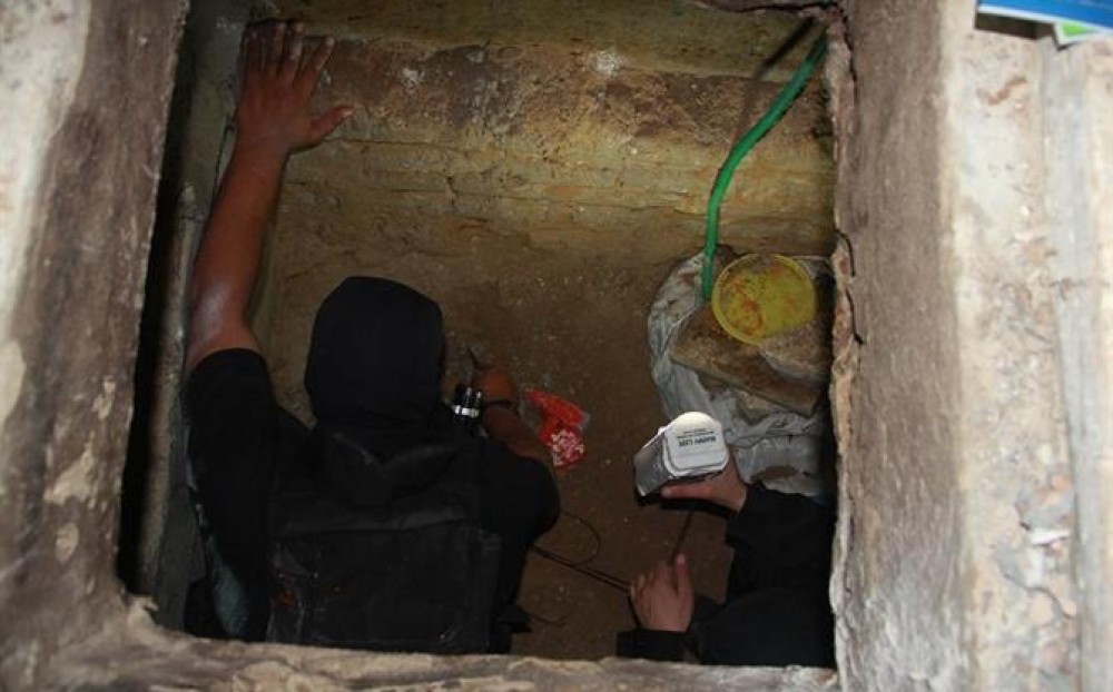 سراديب أسف المنازل التي تم مداهمتها
