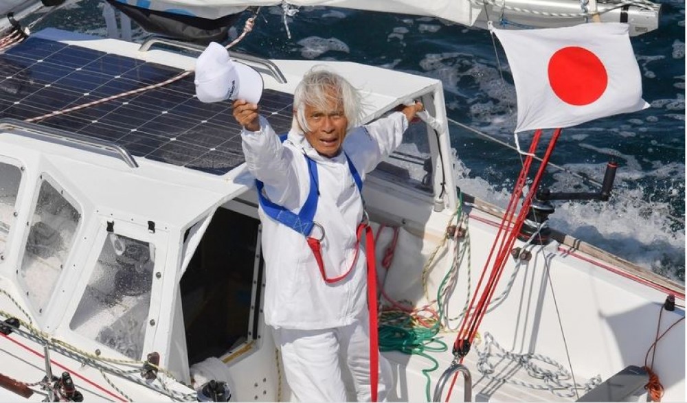 مغامر ثمانيني يعبر المحيط الهادئ بمفرده على متن زورق شراعي