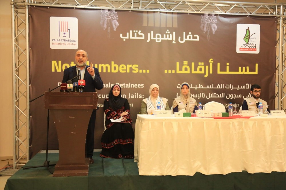 المدهون خلال كلمته في حفل اشهار الكتاب 