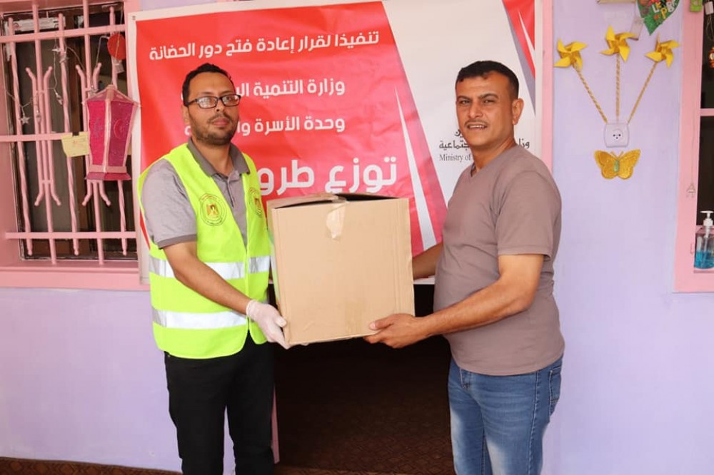التنمية الاجتماعية توزع طروداً صحية ومعقمات على دور الحضانات المرخصة 