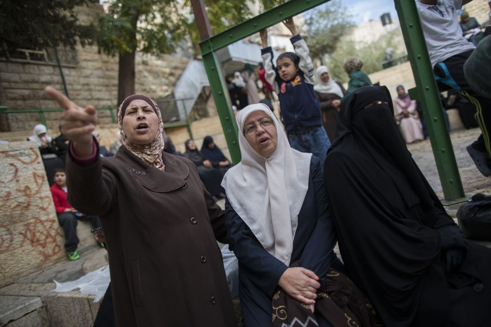 الاحتلال يبعد مقدسيات