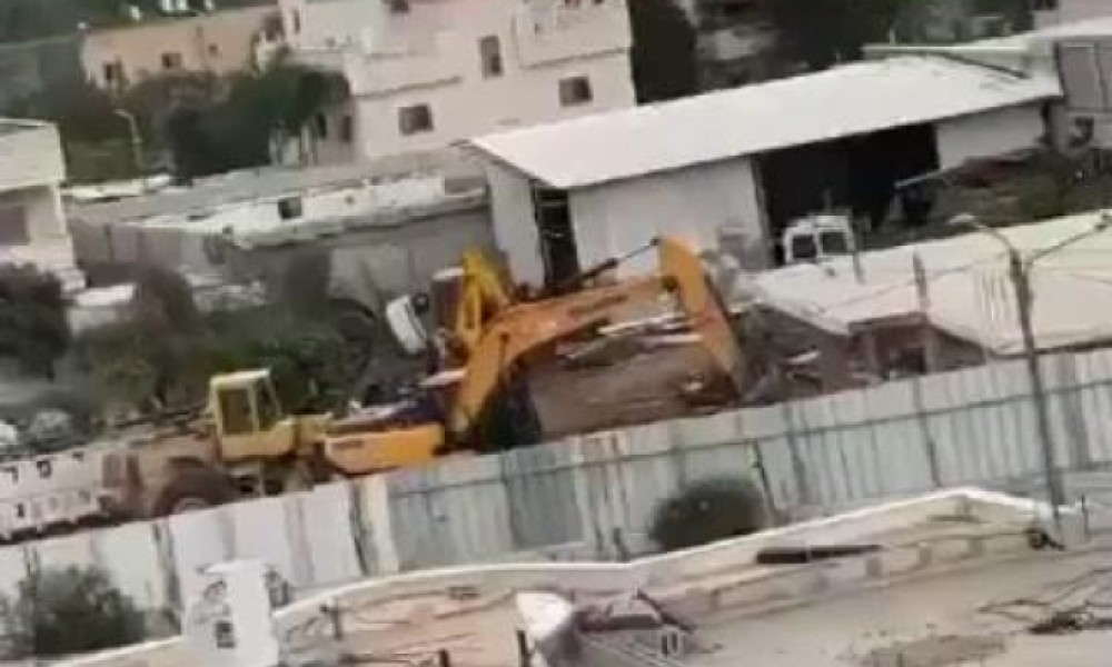 هدم المنزل صباح اليوم
