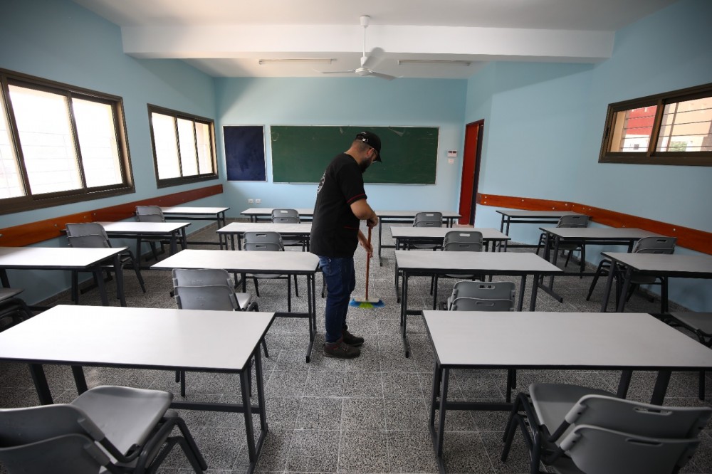 جانب من عملية تنظيف المدارس 