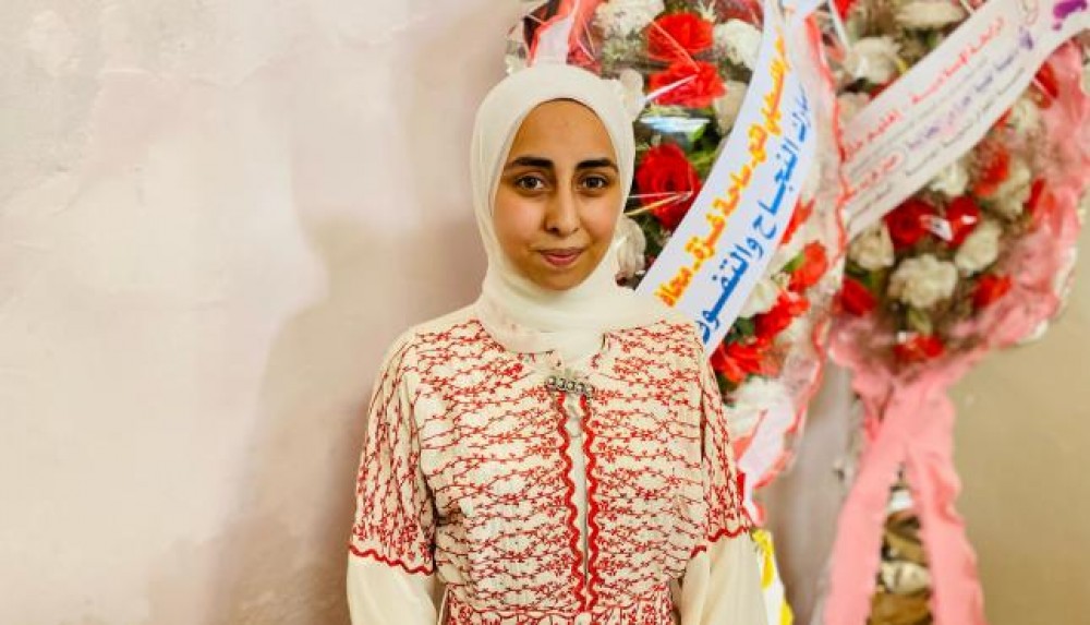 حنين المدهون.. على جدران منزلها المهترئ خطت حكاية تفوقها