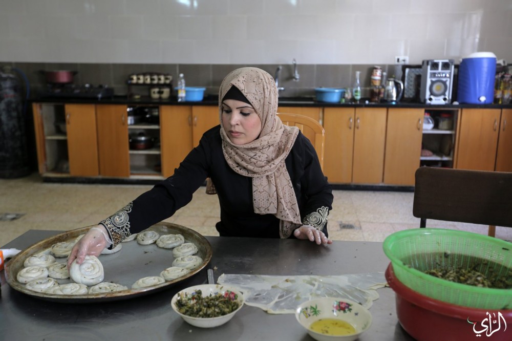 الشيف ملك سالم، خلال عملها بمركز تمكين المرأة والمجتمع بغزة.
