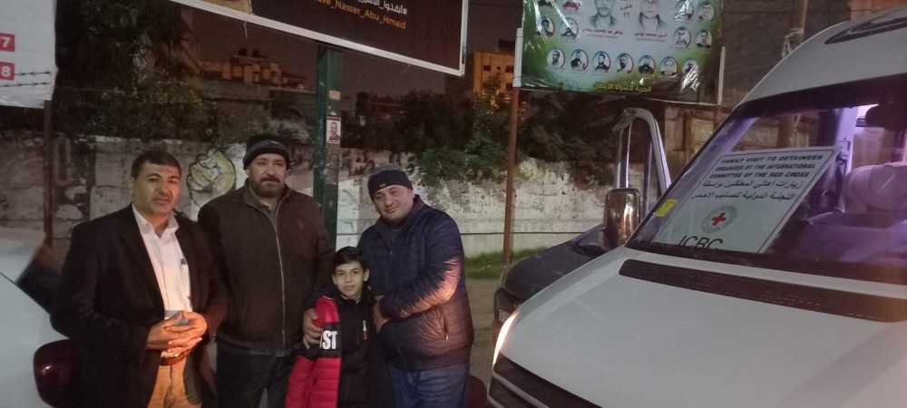جانب من توجه أهالي الأسرى لزيارة أبنائهم بالسجون 