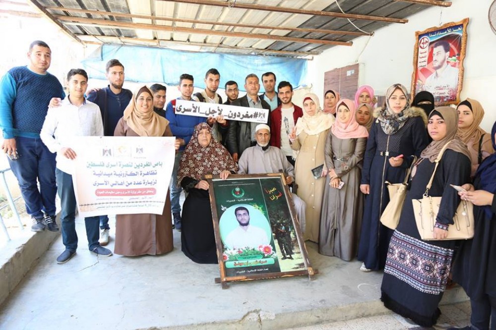 زيارة منزل أحد الأسرى 