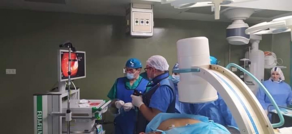 مجمع الشفاء ووفد طبي إيطالي يجريان عمليات جراحية بالمنظار