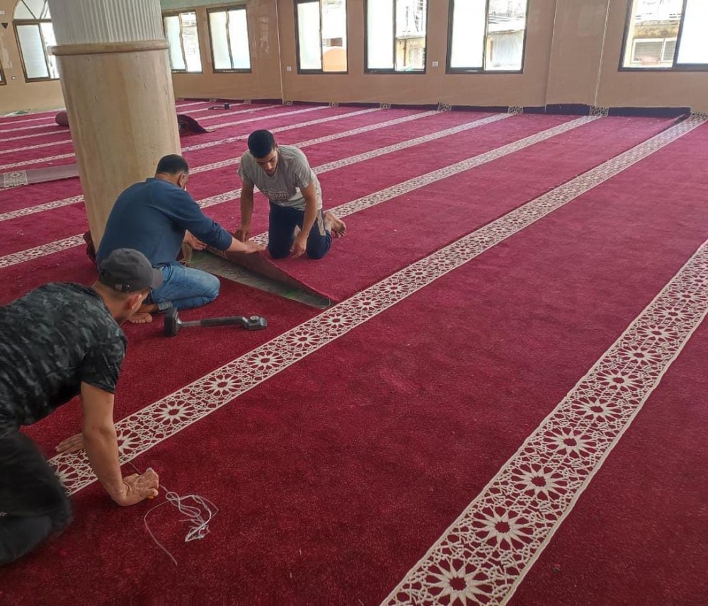أوقاف الوسطى تُنهي مشروع فَرش مسجدين بدير البلح والمغازي 