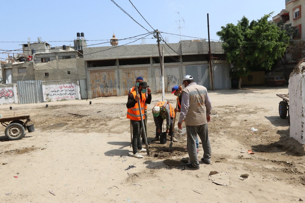 بلدية غزة تنفذ مبادرة شبابية في تنظيف حي الشجاعية 
