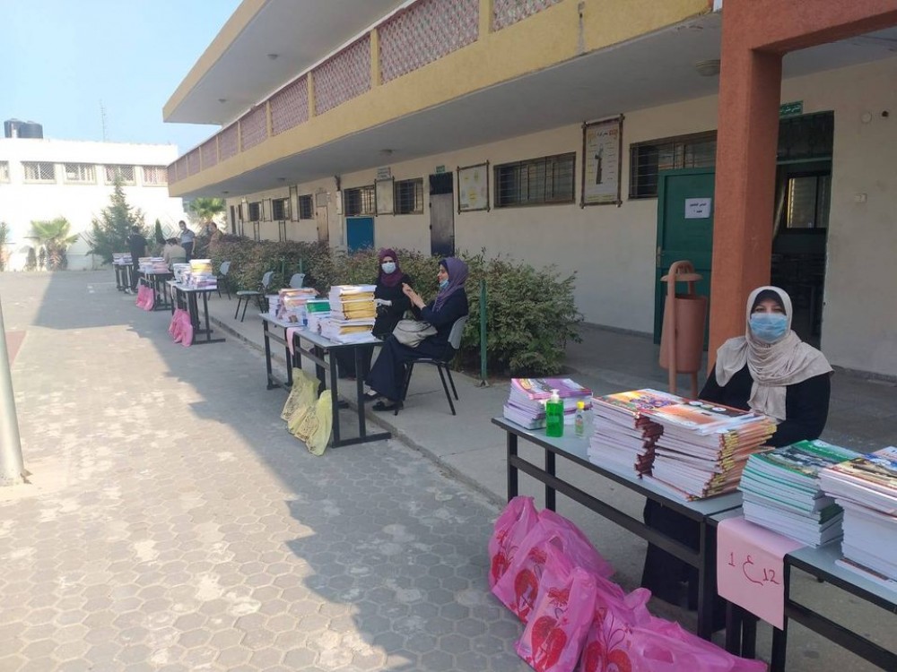 | تعليم غزة تشرع بتوزيع الكتب المدرسية على طلبة الثانوية العامة