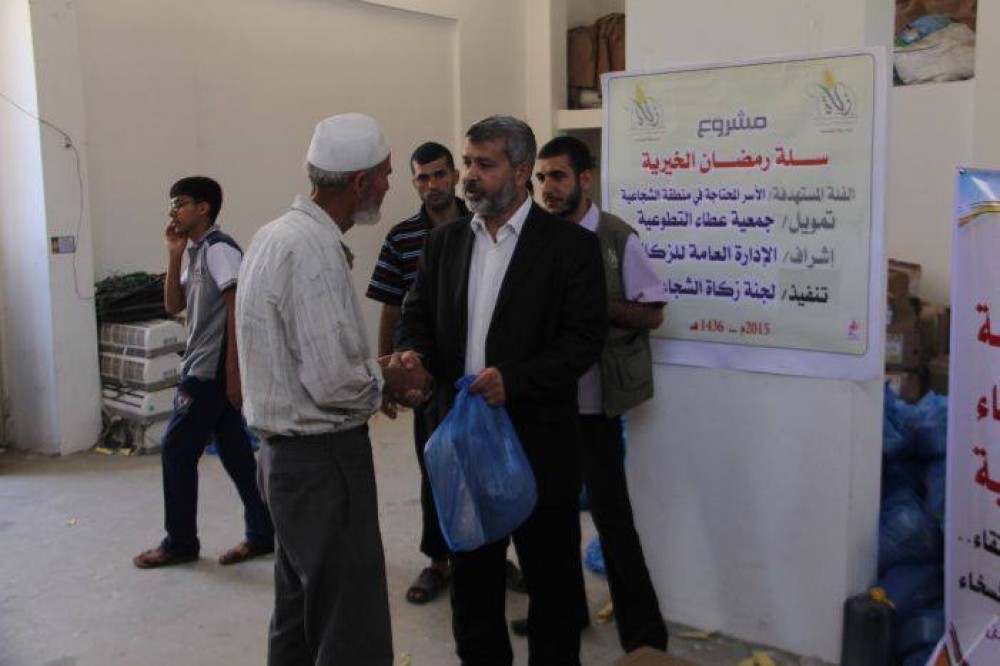 جانب من توزيع مشروع رمضان الخيري  