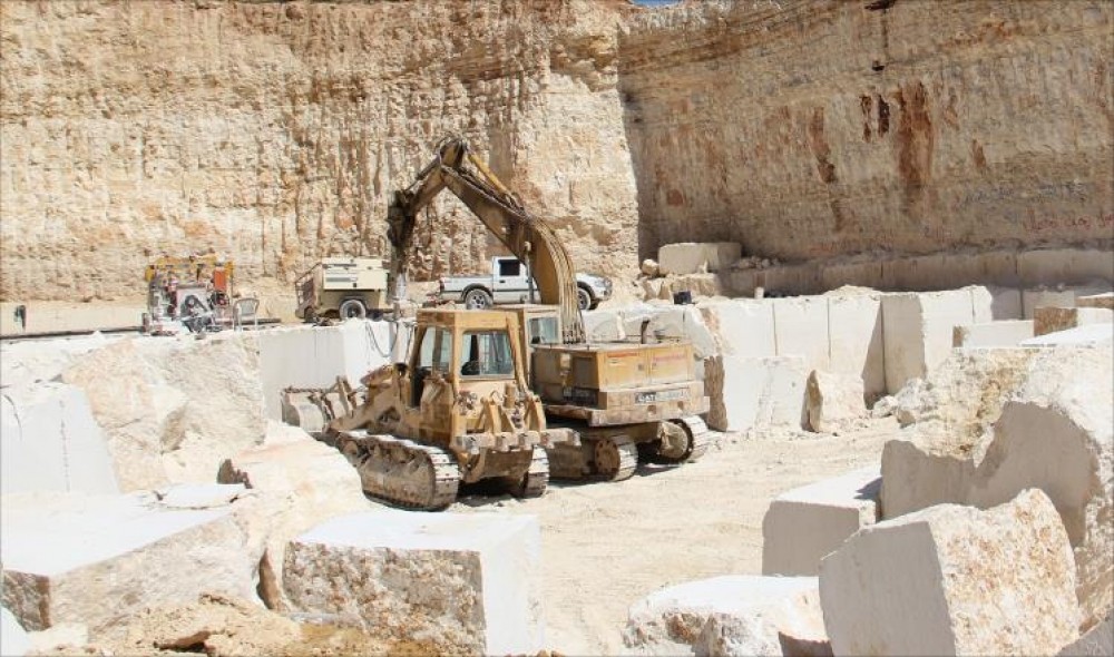 عمل الشركات في أحد المحاجر بالضفة