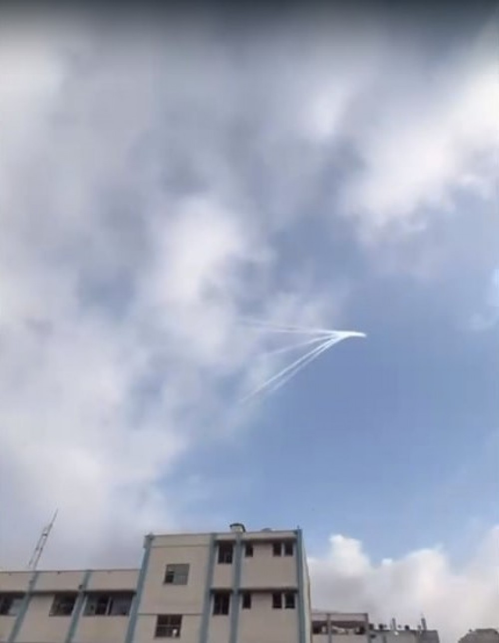 استهداف مدرسة أونروا بقنابل الفسفور في مخيم الشاطئ