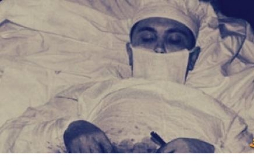 طبيب روسي خلال اجرائه عملية لنفسه