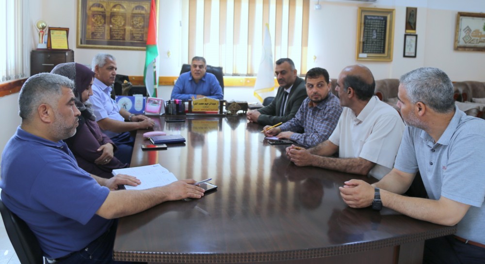 IMG_0205 (1)مدير تعليم خان يونس يجتمع بلجنة المتابعة ومراقبي الحراسات