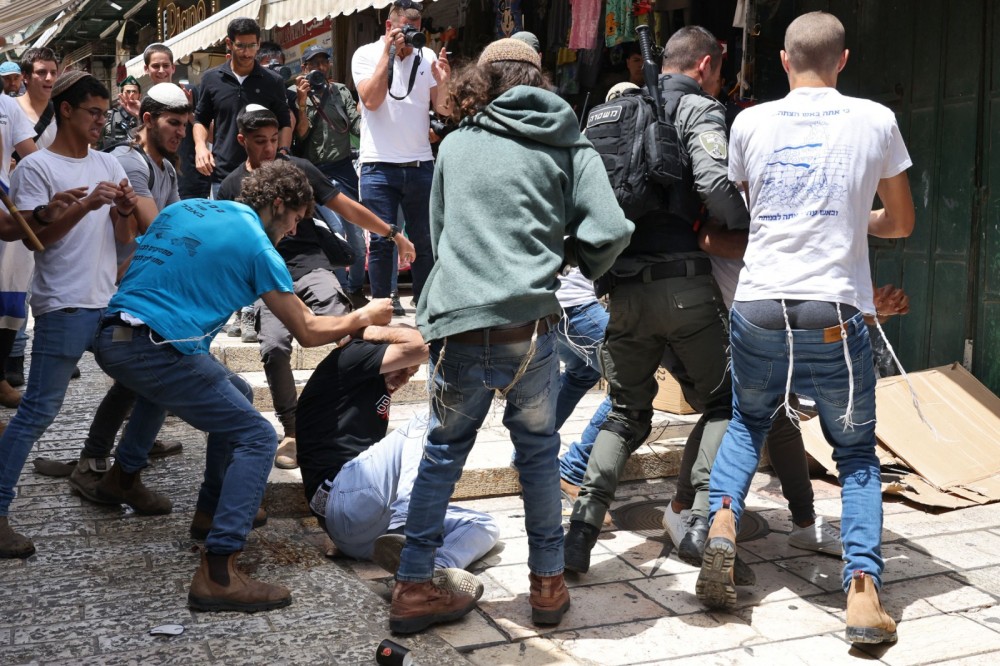 مستوطنون يعتدون على مواطنين في البلدة القديمة من القدس (4)