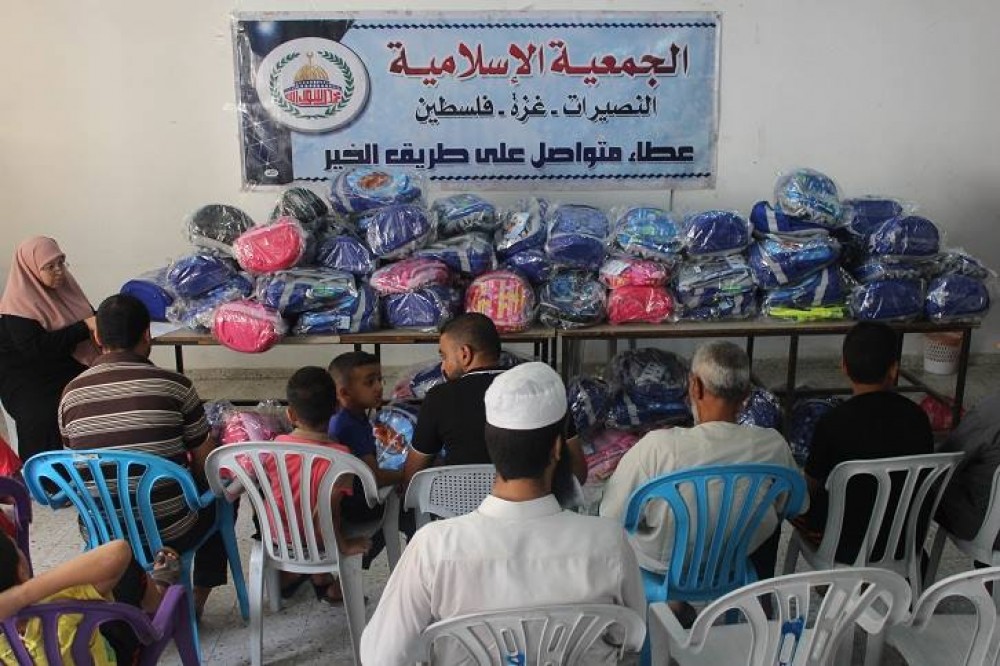  الجمعية الإسلامية بالنصيرات  تنتهي من توزيع الحقائب المدرسية