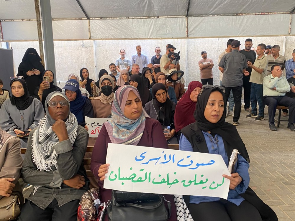 وقفة تضامنية بغزة تزامناً مع كشف تقارير عن ظروف احتجاز قاسية للأسرى
