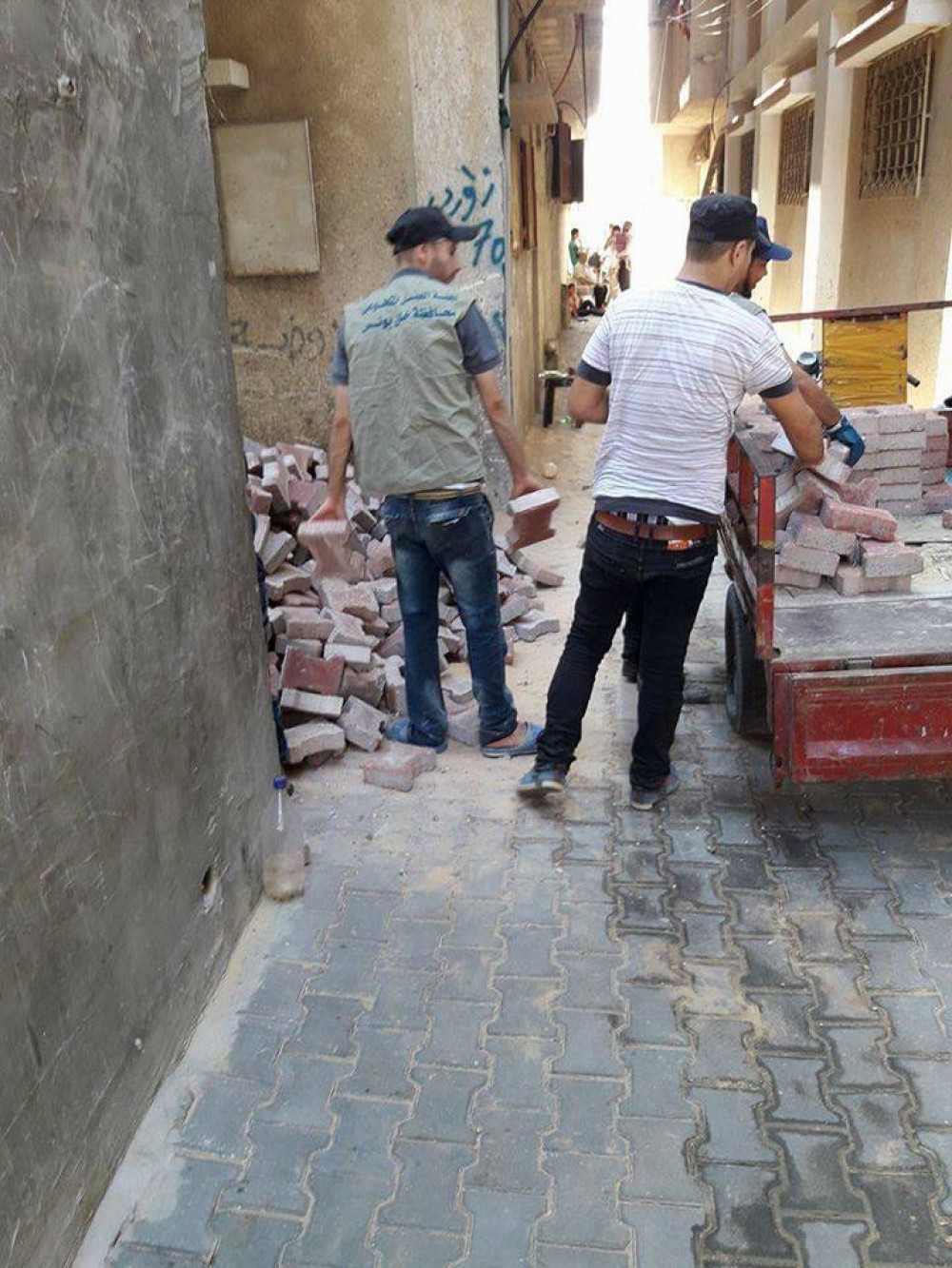 العمل التطوعي بخان يونس تساهم في تبليط عدد من الشوارع