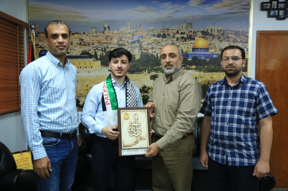 المدهون يكرم الفنان التشكيلي لولو لجهوده في نشر قضايا الشعب الفلسطيني