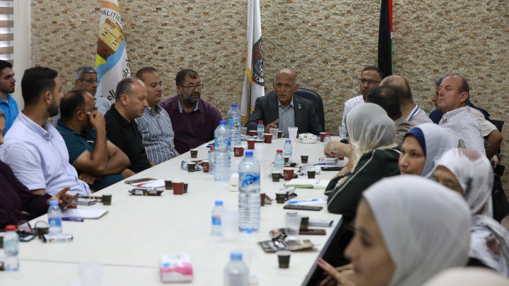 بلدية غزة تبحث مع الجامعة الإسلامية تعزيز الشراكة للتخطيط وإعادة الإعمار