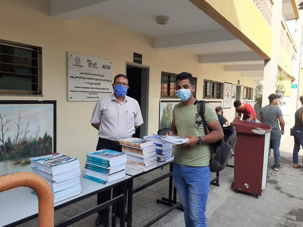 تعليم شمال غزة توزّع كتب الثانوية العامة على طلبتها وفق إجراءات السلامة 