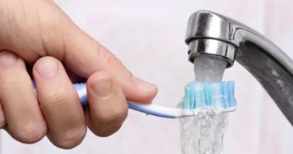 مخاطر استخدام فرشاة الأسنان من شخص لآخر على صحة جسمك