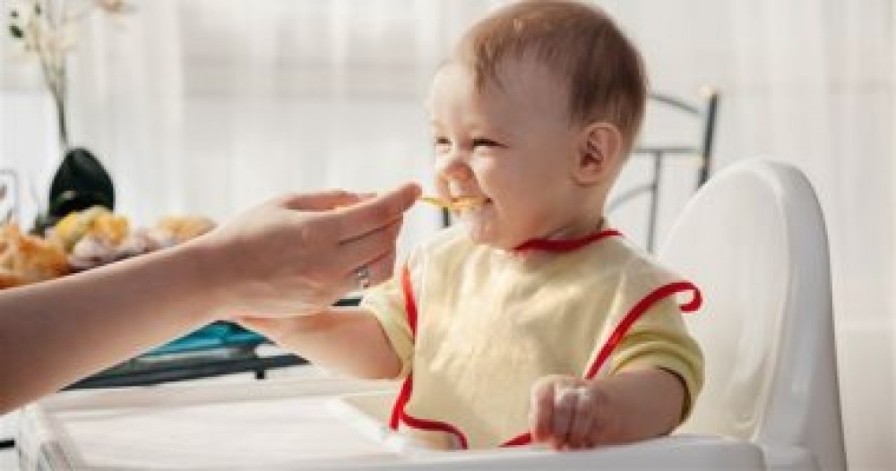 الأطعمة التى يجب إعطاؤها للطفل من عمر 6 أشهر