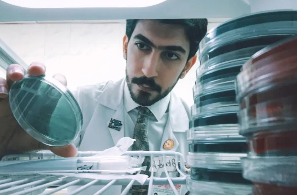 عندما يجتمع الطب بالفن.. عراقي يبدع برسم لوحات بالبكتيريا