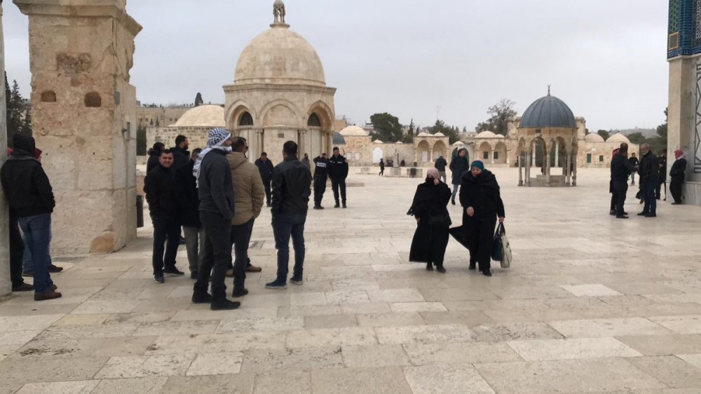 جانب من تصدى المقدسيين لاقتحام قبة الصخرة