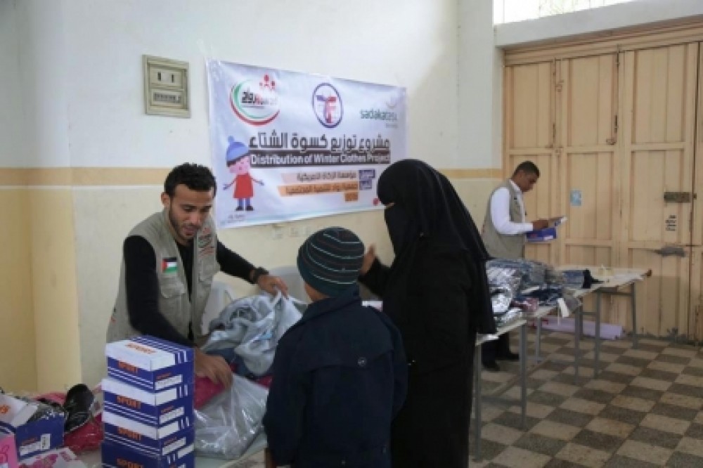 مشروع رواد يوزع مساعدات على الفقراء