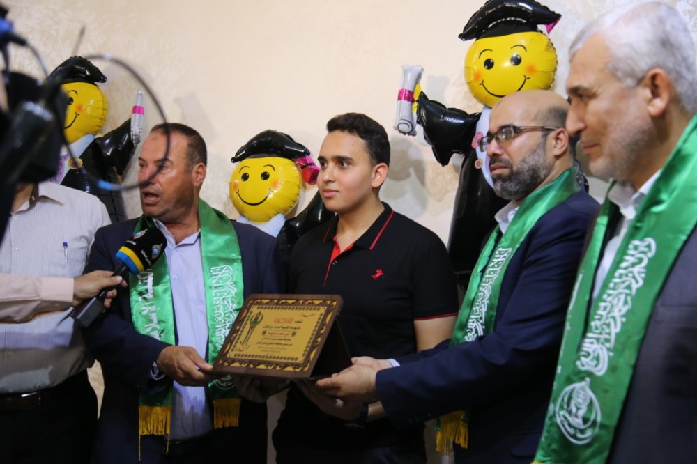 قيادة حماس والكتلة الإسلامية في قطاع غزة تزور العشر الأوائل في الثانوية العامة