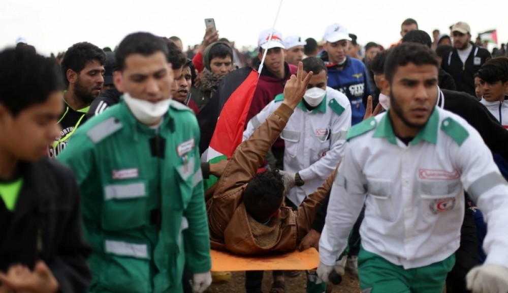 نقل إحدى الإصابات في مسيرة العودة 