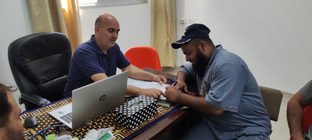 مديرية عمل رفح تواصل توقيع عقود مشروع مسار الحكومي