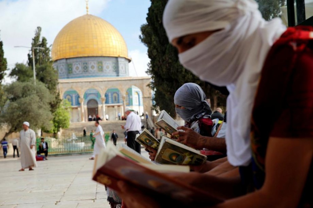 المعكتفون في الأقصى
