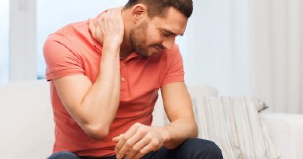  الم الرقبة شكوى الكثير من الأشخاص خاصة الذين يقضون وقتا طويلا على أجهزة الكمبيوتر، وتحدث تلك الآلام نتيجة لتتشنج عضلات الرقبة من الوضعية الخطأ او التهاب الفصال العظمي، وهو سبب شائع لألم الرقبة، وفى حالات نادرة يكون ألم الرقبة علامة على مشكلة مرضية خطيرة 
