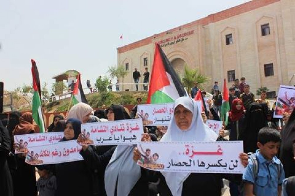 الحركة النسائية شمال غزة تنظم وقفة ضد الحصار