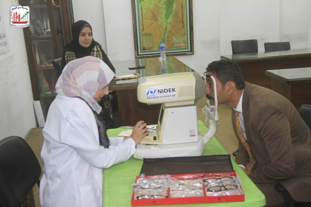بلدية دير البلح تنظيم يوماً طبياً مجانياً لفحص النظر