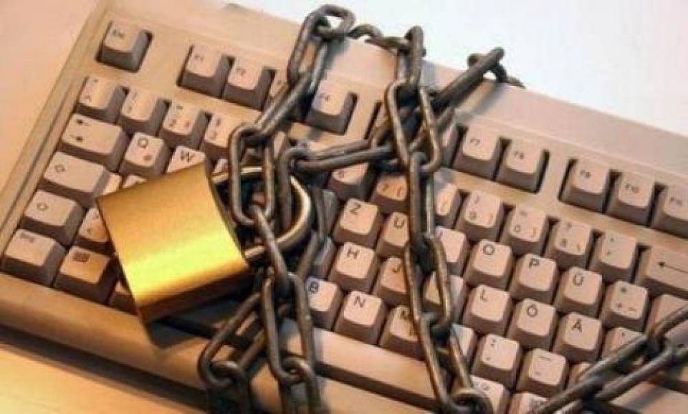 قانون الجرائم الإلكترونية يسمح باعتقال وملاحقة الصحفيين والإعلاميين