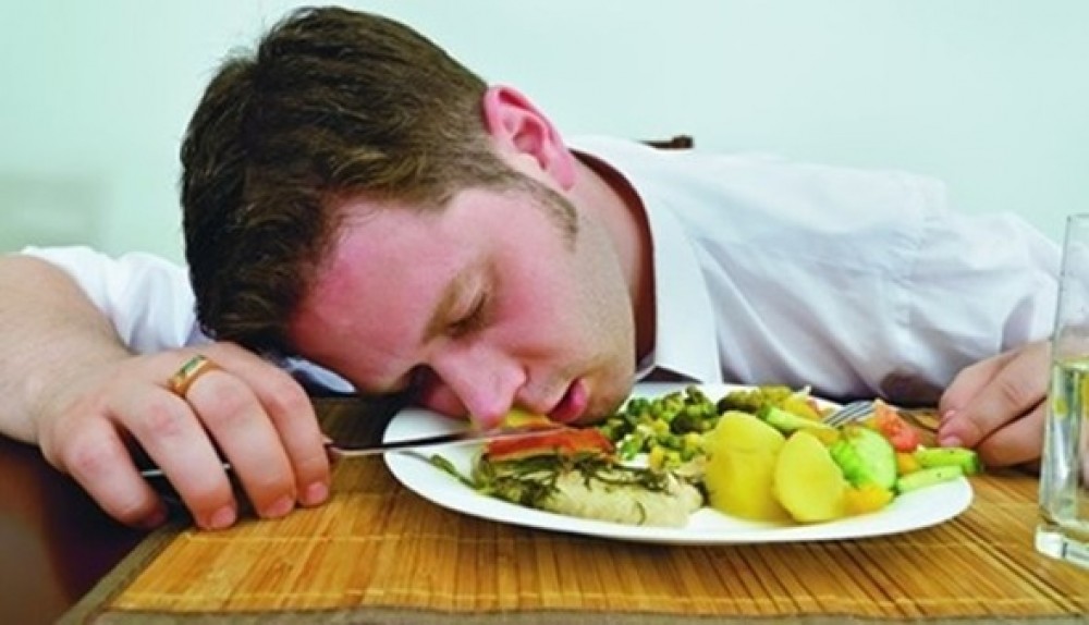 تغلب-على-الخمول-بعد-تناول-الطعام-588x338