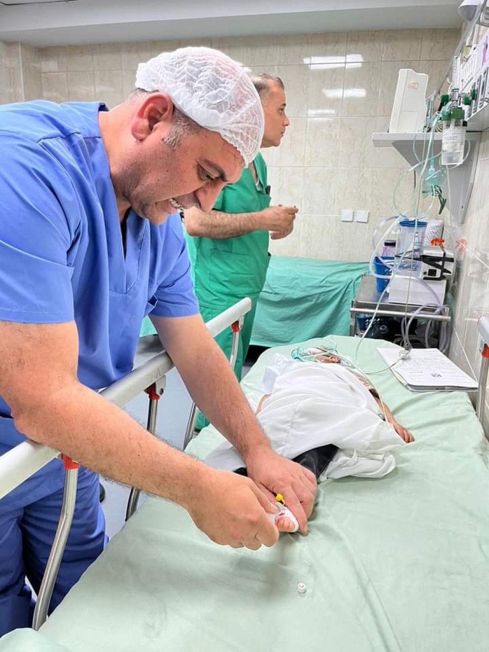 مستشفى العيون يجري عملية معقدة لطفل يعاني من متلازمة ضعف النمو 