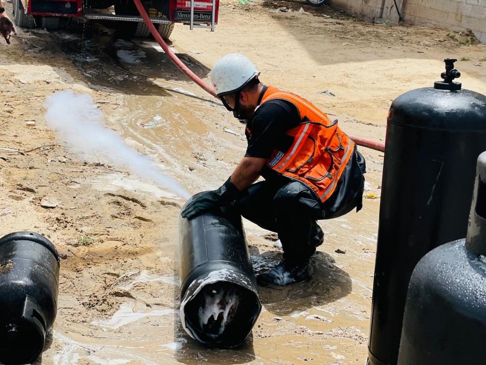 الدفاع المدني يسيطر على حريق في نقطة غاز عشوائية بغزة