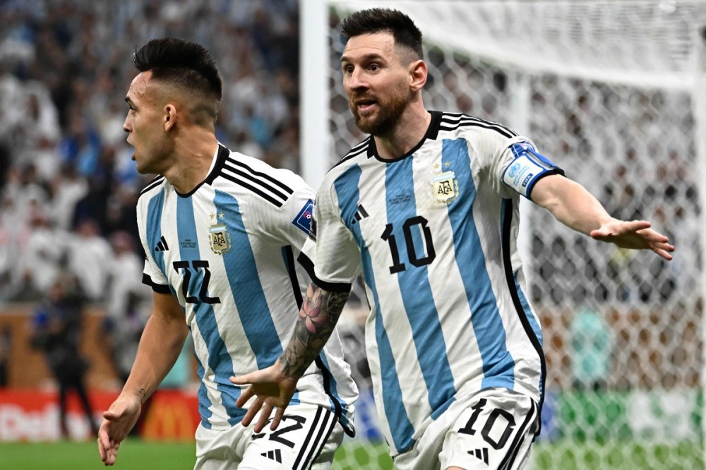 منتخب الأرجنتين يتوج بلقب بطولة كأس العالم لكرة القدم 2022 في قطر