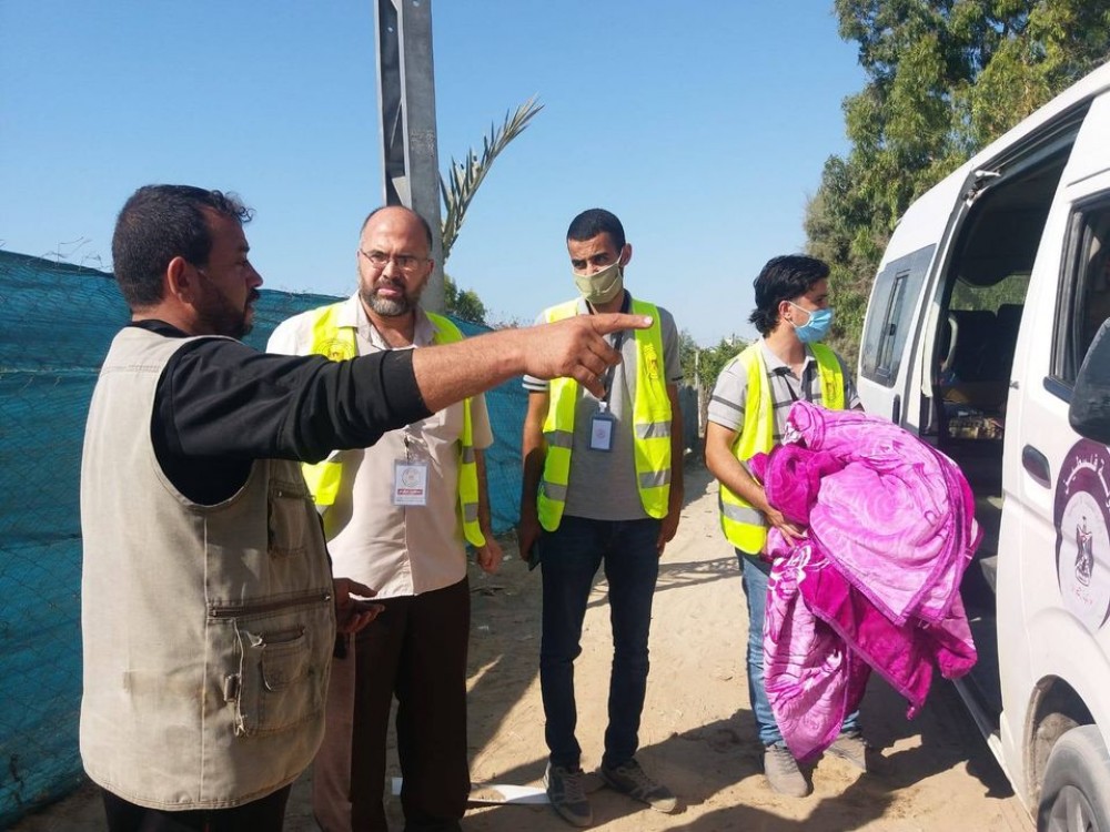 التنمية الاجتماعية تقدم المساعدات الإغاثية لعائلة أطفال حريق النصيرات