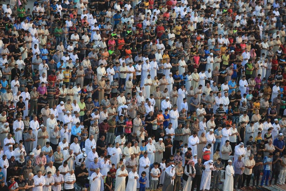 أهل قطاع غزة يؤدون صلاة عيد الفطر/ تصوير عطية دوريش