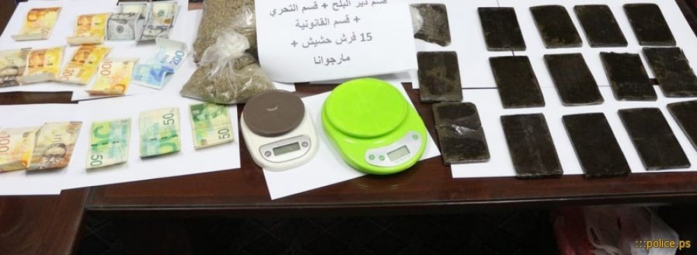 مكافحة المخدرات تضبط 15 فرش حشيش بالوسطى