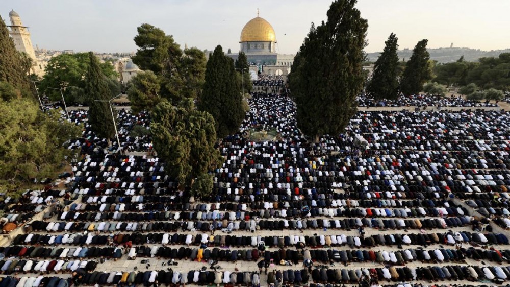 ربع مليون مصلٍِ يؤدون صلاة العيد في المسجد الأقصى